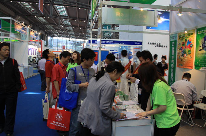 EP工作人員向觀眾派發Expo Pack