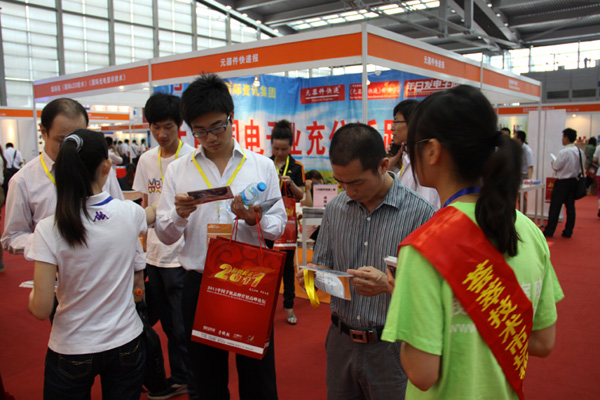 EP工作人員向觀眾派發Expo Pack