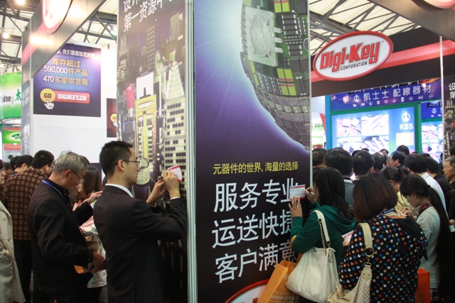 圖2 桌前均是排隊人群，觀眾靠墻填寫Digi-Key小卡片