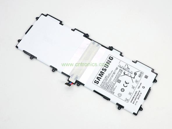 取出電池前要把周圍的帶狀電纜先拔出來，這個比較容易。Galaxy Note 10.1的電池容量為7000mAh,3.7V，預計續航時間8小時左右，重約136克，占據了整體重量的23%。不過為了減少機身厚度，電池做得很薄。