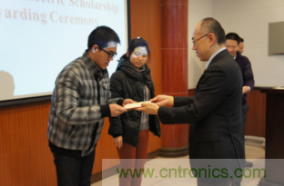 圖1:長島好克先生為獲獎同學頒獎