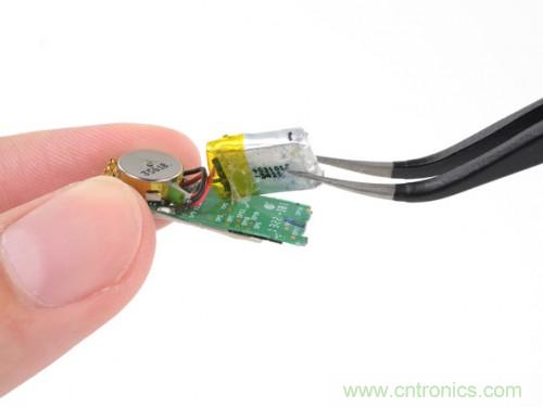 一個(gè)薄的金屬帶,電池是焊接在主板上