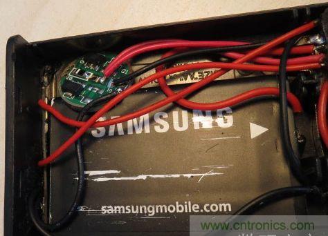 電池盒，安裝上鋰電池，用于外部強光LED供電