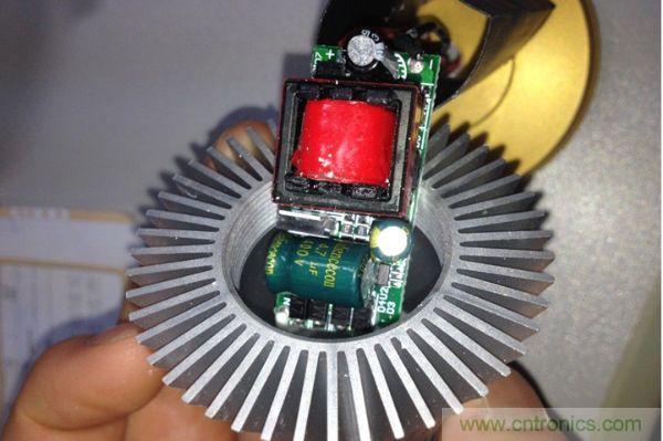 拆解對比:4元 VS 30+元LED照明燈