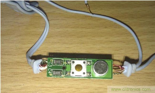 正面,好像是極性電容,一個(gè)按鍵,一個(gè)麥克: