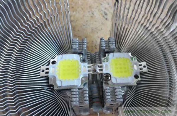 變廢為寶!風扇散熱器變身山寨LED燈