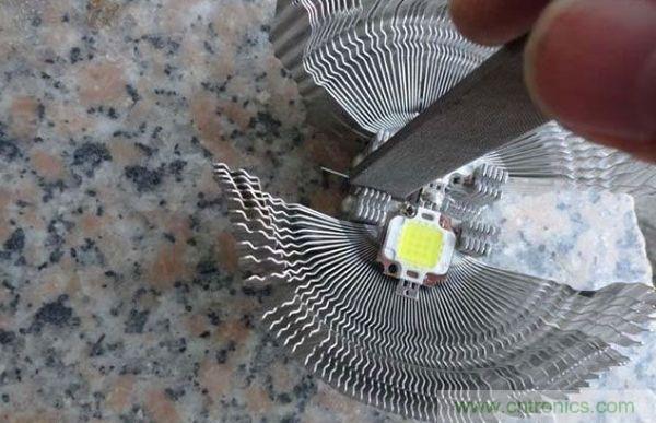 變廢為寶!風扇散熱器變身山寨LED燈