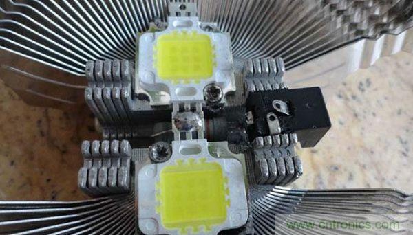 變廢為寶!風扇散熱器變身山寨LED燈
