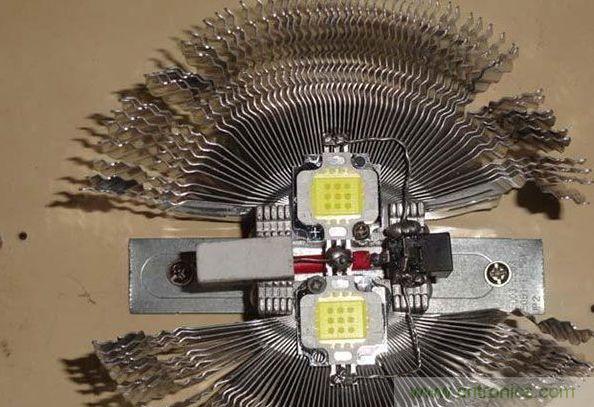 變廢為寶!風扇散熱器變身山寨LED燈