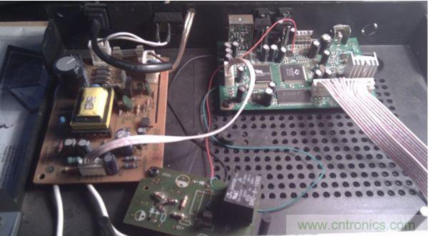 加了個繼電器,兩個三極管,五個電阻和一個二極管(三極管把解碼板的小信號進行了兩級放大,電阻是偏置作用)。