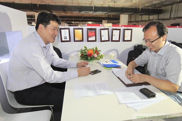 左一，Molex高級地區營業經理王中