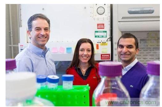 從左到右:MIT生物工程學教授Ron Weiss、機械工程學副教授Domitilla Del Vecchio,以及MIT生物工程系學生Deepak Mishra。