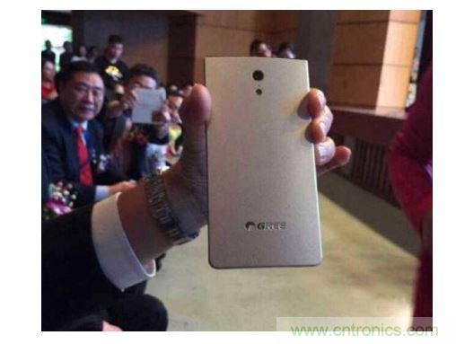 【導(dǎo)讀】在兩會(huì)期間，格力董事長(zhǎng)董明珠對(duì)手機(jī)制造曾有過(guò)較為明顯的表態(tài)，她表示如果格力做手機(jī)，那么用戶(hù)在3年之內(nèi)是不用進(jìn)行更換的。然而就在不久之后，她又爆出了一條更為令人震驚的消息，格力手機(jī)已經(jīng)做出實(shí)體機(jī)了。  曝光的格力手機(jī)  格力手機(jī)的首秀出現(xiàn)在中山大學(xué)博學(xué)大講堂。董明珠今日參加中山大學(xué)博學(xué)大講堂上做“傳統(tǒng)企業(yè)的突圍成長(zhǎng)”演講。演講中，董明珠話(huà)鋒一轉(zhuǎn)，談到了格力手機(jī)。“我們也很意外”，董明珠陪同人員表示，“董總突然叫她的秘書(shū)拿手機(jī)過(guò)來(lái)，然后跟大家說(shuō)‘透露一下格力的手機(jī)已經(jīng)出來(lái)了，我也已經(jīng)用了’。”  按照內(nèi)部規(guī)劃，今年格力可能會(huì)將手機(jī)推向市場(chǎng)，但具體的正式發(fā)布時(shí)間尚未確定。在北京參加兩會(huì)期間，董明珠曾到奇虎360公司參觀，引發(fā)外界關(guān)于格力與360合作的大猜想。格力手機(jī)是代工還是自己造?售價(jià)多少?會(huì)否搭載格力智能家居系統(tǒng)?這一切都還沒(méi)有答案。格力集團(tuán)市場(chǎng)部相關(guān)負(fù)責(zé)人表示，如果有消息會(huì)通過(guò)公司公告披露。  格力為什么做手機(jī)？外界最普遍的猜測(cè)是為布局智能家居。目前手機(jī)成為了公認(rèn)的智能家居入口，很多智能家居的遠(yuǎn)程遙控都通過(guò)手機(jī)來(lái)實(shí)現(xiàn)，再者，董明珠做事喜歡掌控大局，所以這個(gè)猜測(cè)很有可能是正確的。那么，可以肯定的是格力未來(lái)要做的智能家居，必然不是單一的硬件產(chǎn)品，而是一整套家居生態(tài)系統(tǒng)。