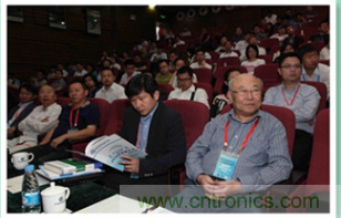 圖6：哈爾濱工業(yè)大學(xué)教授楊孝宗和蘇州納米技術(shù)與仿真研究所博導(dǎo)張鋌等專家坐鎮(zhèn)2015中國創(chuàng)客論壇，為中國創(chuàng)新加油！