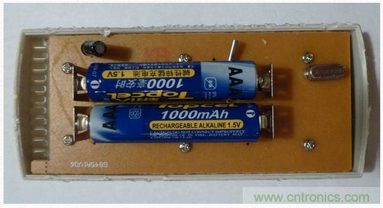 圖3:兩個傳統的AAA可充電堿性電池。