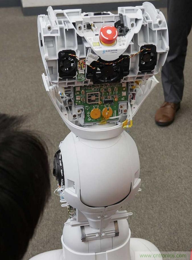 拆解筆記本不過癮,那就來拆拆日本情感機器人吧!