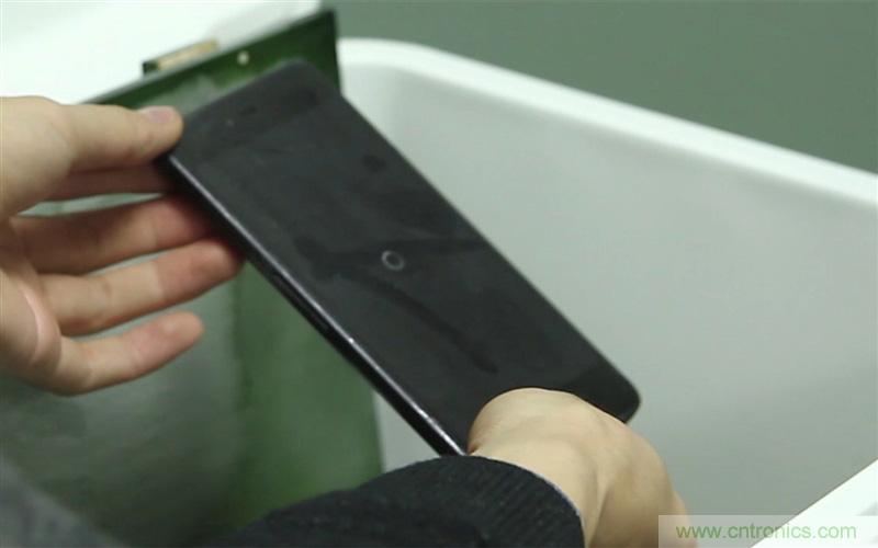 手機抗凍性能大挑戰:iPhone被完爆