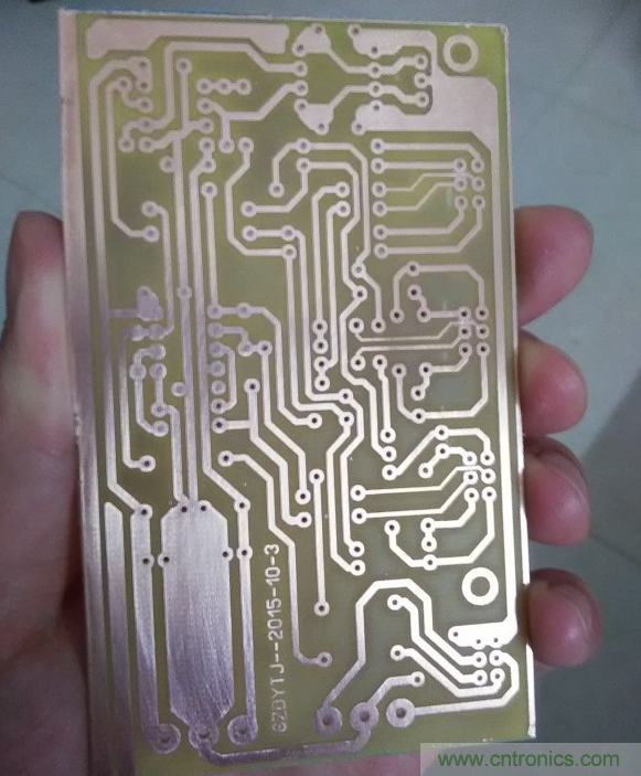 嘗試了四次PCB制作， 最后一發算是成功了