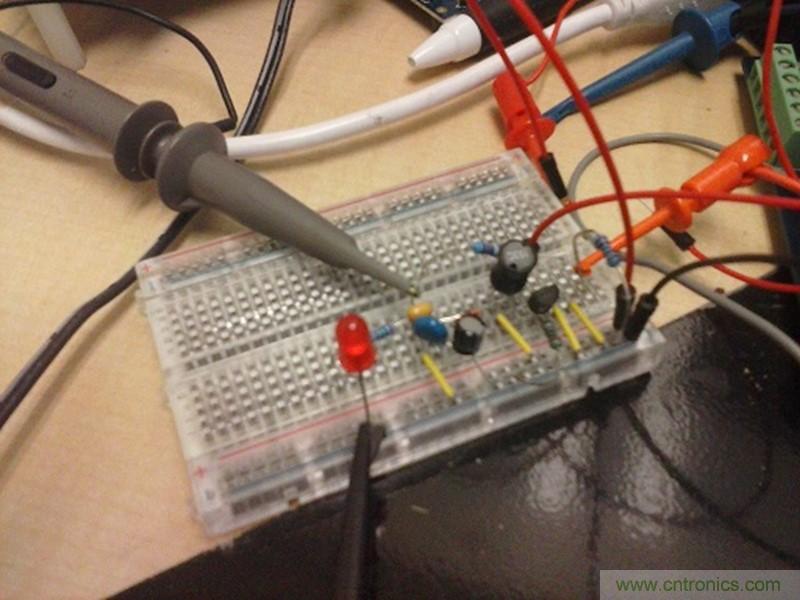 帶開關(guān)轉(zhuǎn)換器的8位MCU如何減少成本和電路板空間？