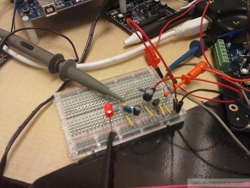 帶開關(guān)轉(zhuǎn)換器的8位MCU如何減少成本和電路板空間？