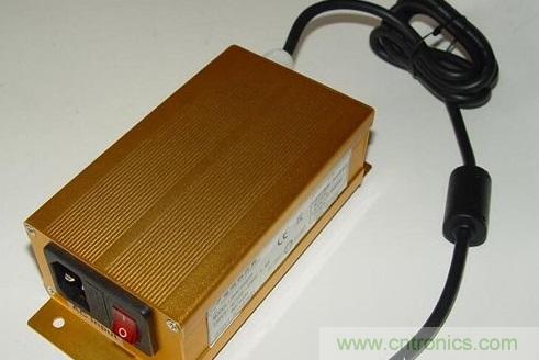 【導讀】本文總結出針對于LED電源EMC/EMI的主要幾個控制技術：電路措施、EMI濾波、元器件選擇、屏蔽和印制電路板抗干擾設計等。如果能正確合理的對這些問題進行解決，就可順利通過3C認證。  在電路當中，EMC和EMI的問題是人們始終關心的話題。在LED電路中，對于EMC和EMI的要求同樣非常高。本文將為大家介紹LED產品設計當中關于解決EMI與EMC的解決方法，感興趣的朋友快來看一看吧。  　　要解決LED驅動電源的電磁干擾問題，從硬件上可從以下幾個方面入手：  　　減少開關電源本身的干擾  　　軟開關技術，在原有的硬開關電路中增加電感和電容元件，利用電感和電容的諧振，降低開關過程中的du/dt和di/dt，使開關器件開通時電壓的下降先于電流的上升，或關斷時電流的下降先于電壓的上升，來消除電壓和電流的重疊。開關頻率調制技術，通過調制開關頻率fc，把集中在fc及其諧波2fc、 3fc&hellip;上的能量分散到它們周圍的頻帶上，以降低各個頻點上的EMI幅值。元器件的選擇，選擇不易產生噪聲、不易傳導和輻射噪聲的元器件。通常特別值得注意的是，二極管和變壓器等繞組類元器件的選用。反向恢復電流小、恢復時間短的快速恢復二極管是開關電源高頻整流部分的理想器件。合理使用電磁干擾濾波器，EMI濾波器的主要目的之一，電網噪聲是電磁干擾的一種，它屬于射頻干擾（RFI），其傳導噪聲的頻譜大致為10KHz~30MHz，最高可達 150MHz。  　　在一般情況下，差模干擾幅度小，頻率低，所造成的干擾較小;共模干擾幅度大，頻率高，還可以通過導線產生輻射，所造成的干擾較大。欲削弱傳導干擾，最有效的方法就是在開關電源輸入和輸出電路中加裝電磁干擾濾波器。LED電源一般采用簡易式單級EMI濾波器，主要包括共模扼流圈和濾波電容。EMI濾波器能有效抑制開關電源適配器的電磁干擾。 1 　　通過切斷干擾信號的傳播途徑來減少電磁干擾問題  　　第一種情況是電源線干擾可以使用電源線濾波器濾除。一個合理有效的開關電源EMI濾波器應該對電源線上差模和共模干擾都有較強的抑制作用。改善PCB板的電磁兼容性設計PCB是LED電源系統中電路元件和器件的支撐件，它提供電路元件和器件之間的電氣連接。隨著電子技術的飛速發展，PCB的密度越來越高。 PCB設計的好壞對LED電源系統的電磁兼容性影響很大。  　　實踐證實，即使電路原理圖設計正確，印刷電路板設計不當，也會對LED電源系統的可靠性產生不利影響。PCB抗干擾設計主要包括PCB布局、布線及接地，其目的是減小PCB的電磁輻射和PCB上電路之間的串擾。還有，一般變壓器電磁干擾引發的交流聲頻率一般為50HZ左右，而地線布線不當導致的交流聲，由于整流電路的倍頻作用頻率約為100HZ，仔細區分還是可以察覺的。因此，在設計印刷電路板的時候，應留意采用正確的方法，遵守PCB設計的一般原則，并應符合抗干擾的設計要求。  　　主動大幅增強受干擾體的抗干擾能力  　　在LED電源系統中輸進/輸出也是干擾源的傳導線，和接收射頻干擾信號的拾檢源，我們設計時一般要采取有效的措施：采用必要的共模/差模抑制電路，同時也要采取一定的濾波和防電磁屏蔽措施以減小干擾的進進。在條件許可的情況下盡可能采取各種隔離措施（如光電隔離或者磁電隔離），從而阻斷干擾的傳播。防雷擊措施，室外使用的LED電源系統或從室外排擠引進室內的電源線、信號線，要考慮系統的防雷擊題目。常用的防雷擊器件有：氣體放電管、 TVS（Transient Voltage Suppression）等。氣體放電管是當電源的電壓大于某一數值時，通常為數十V或數百V，氣體擊穿放電，將電源線上強沖擊脈沖導進大地。TVS可以看成兩個并聯且方向相反的齊納二極管，當兩端電壓高于某一值時導通。其特點是可以瞬態通過數百乃上千A的電流。