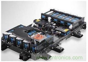 【導(dǎo)讀】電池管理系統(tǒng)(BMS)作為實(shí)時(shí)監(jiān)控、自動(dòng)均衡、智能充放電的電子部件,起到保障安全、延長壽命、估算剩余電量等重要功能,通過一系列的管理和控制,保障電動(dòng)汽車的正常運(yùn)行。 據(jù)相關(guān)統(tǒng)計(jì),2013年全球電池管理系統(tǒng)市場產(chǎn)值成長逾10%,2014年至2016年成長幅度將大幅躍升至25-35%。到2020年前,電動(dòng)汽車將保持約15%~30%的年復(fù)合增長率,除了純電動(dòng)汽車、插電式混合動(dòng)力汽車和混合動(dòng)力汽車的數(shù)量增長之外,新型的48V輕度混合動(dòng)力系統(tǒng)也將顯著促進(jìn)增長。鑒于此,電子發(fā)燒友采訪了美國力特公司(Littelfuse)中國區(qū)銷售總監(jiān)查勇。 針對當(dāng)前市場,力特公司中國區(qū)銷售總監(jiān)查勇談到,當(dāng)前基于低或零排放而改善空氣質(zhì)量的需求,對汽車提出更高的效率要求,隨著整個(gè)汽車中電負(fù)載的增加(如汽車動(dòng)力的提升、多媒體用電等),要求高電壓供電以及更強(qiáng)大的供電系統(tǒng)。 目前電動(dòng)汽車/混合動(dòng)力汽車架構(gòu)主要有四類:一是HEV(Hybrid),油、電混合動(dòng)力,電池靠發(fā)動(dòng)機(jī)充電;二是PEV(Plug-in),油、電混合,電池需外部充電;三是BEV( Battery Electric Vehicle),純電池供電;四是化學(xué)燃料電池供電。查勇表示,當(dāng)前油、電混合動(dòng)力汽車占有的市場比例比較大,后期會(huì)慢慢往純電動(dòng)轉(zhuǎn)型。 那么,鋰離子電池有哪些優(yōu)勢? 我們知道,電動(dòng)汽車的供電系統(tǒng)是由若干個(gè)鋰離子電池組成的。 鋰電池組是由一個(gè)個(gè)電池單元組成,每一個(gè)電池組大約有500~7000個(gè)單元,這對電池的管理與控制提出了更高的要求。 鋰電池技術(shù)將是任何類型電動(dòng)汽車的基礎(chǔ)。查勇表示,目前還在不斷改進(jìn)之中,未來將提供所需的最佳成本及功能性,對于成本在未來幾年里預(yù)計(jì)將降低四分之一到三分之一,而能量密度具有相同的增長幅度。在上圖中,鉛酸電池、鎳氫電池、鋰離子電池的比較表,可以看到鋰離子電池在功率密度和充電循環(huán)壽命上的優(yōu)勢是其它無法替代的。 鋰電池系統(tǒng)存在哪些技術(shù)瓶頸? 對于鋰離子電池技術(shù)方面,還有很多地方需要進(jìn)一步完善,查勇談到主要有三點(diǎn): 其一,充放電狀態(tài)。當(dāng)充放電狀態(tài)在一定范圍內(nèi)時(shí)電池才能安全可靠地運(yùn)行,高放電和過充電會(huì)降低鋰離子電池的效率和壽命,理想的荷電狀態(tài)為最大充電量的20%至90%左右; 其二,安全電池工作電壓。保持電池電壓在最低2 V和最高4.2 V之間,過高的電池電壓會(huì)導(dǎo)致過多的電流流動(dòng),在最壞的情況下,短路會(huì)破壞電池; 其三,熱管理。溫度控制尤為重要,因?yàn)檫^高的溫度可能會(huì)在負(fù)極過程中導(dǎo)致一種聯(lián)鎖反應(yīng),從而導(dǎo)致因可能的電極短路以及可燃?xì)怏w從有機(jī)溶劑(電解液)中除氣而發(fā)生危險(xiǎn)情況。 要使電池工作在可靠和安全的狀態(tài),就必須管理電池的充、放電狀態(tài),及監(jiān)管電池的安全工作電壓,目前大多采用的是主動(dòng)均衡和被動(dòng)均衡技術(shù)。查勇補(bǔ)充到,對于保護(hù)器件保險(xiǎn)絲而言,小體積,高電壓仍是一個(gè)技術(shù)難點(diǎn)。 安全性方面該如何把控? 鋰離子電池需要通過電池管理系統(tǒng)進(jìn)行仔細(xì)監(jiān)測和調(diào)節(jié),對電池管理系統(tǒng)本身進(jìn)行保護(hù)是保證這一重要的系統(tǒng)在所有情況下(組裝、保養(yǎng)、正常操作)安全可靠。 在短路情況下,會(huì)在電力線上引起強(qiáng)大的電流。查勇表示,針對這樣的情況,推薦使用具有較高分?jǐn)嗄芰Φ谋kU(xiǎn)絲的合適的熔斷技術(shù),如力特公司的0HEV系列。電池管理系統(tǒng)通常通過高阻抗感應(yīng)線連接,因此短路電流會(huì)顯著降低,允許使用電子保險(xiǎn)絲,電當(dāng)然壓高低要求取決于電池結(jié)構(gòu)。 針對電池保護(hù),力特保險(xiǎn)絲和TVS二極管保護(hù)具有很大的優(yōu)勢: 1) 作為全球保護(hù)器件的領(lǐng)導(dǎo)者,力特提供全系列的保護(hù)器件,包括Fuse、PPTC TVS Diode、TVS Diode Array,同時(shí)提供不同的保護(hù)方案; 2) 所有器件滿足AEC-Q101和AEC-Q200汽車認(rèn)證; 3) LAB 能針對客戶提供多樣的測試需求。 查勇指出,隨著越來越多的汽車應(yīng)用(如電池傳感器線路保護(hù))依賴電子保險(xiǎn)絲,在目前汽車中使用的電子保險(xiǎn)絲沒有定義官方標(biāo)準(zhǔn)的情況下,力特根據(jù) AEC-Q200 準(zhǔn)則制定了一項(xiàng)測試計(jì)劃,對保險(xiǎn)絲在汽車應(yīng)用的適用性和可靠性進(jìn)行測試,這項(xiàng)測試計(jì)劃包含18項(xiàng)測試,例如1000小時(shí)高溫高濕測試、1000循環(huán)溫度沖擊測試、特殊機(jī)械沖擊及振動(dòng)測試等,所用的樣本量也有更加嚴(yán)格的要求。“只是一次測試做到了還不夠,如何保證每批貨都通過這個(gè)測試?整個(gè)質(zhì)量控制體系才能保證高品質(zhì)的一致性和持續(xù)性,這是某些廠商所不具備的,需要特別注意。” 另外,力特不斷在汽車應(yīng)用電子保險(xiǎn)絲的合格范圍內(nèi)提供更多的產(chǎn)品。對于直流濾波電容和IGBT的保護(hù),過去使用的是齊納二極管,但是它們無法提供與 TVS 二極管相同的優(yōu)勢,如快速響應(yīng)、更高的浪涌能力和更高的可靠性。 比如,車載充電器通過CAN 總線與其他系統(tǒng)進(jìn)行通信,在密集的汽車環(huán)境中,CAN 線路會(huì)遭受ESD或其他汽車系統(tǒng)通過耦合或傳導(dǎo)而引起的其他瞬變所導(dǎo)致的過電壓應(yīng)力。對此,查勇表示,針對CAN總線開發(fā)出了專用的保護(hù)器件,SM24CANA和SM24CANB. 其不僅具有ESD能力,還有一定的抗浪涌能力,同樣也滿足AEC-Q101汽車認(rèn)證。 不難發(fā)現(xiàn),鋰電池系統(tǒng)是由若干單節(jié)電池組成的,架構(gòu)都比較復(fù)雜,是整個(gè)系統(tǒng)能否可靠工作的關(guān)鍵所在,也極易受到靜電、開關(guān)功率負(fù)載、感應(yīng)浪涌、過負(fù)載、短路等過電流和過電壓得威脅,因此精心選擇和正確放置保護(hù)元器件進(jìn)行過電壓和短路保護(hù)尤為重要。 最后,查勇表示,大力發(fā)展新能源汽車已成為各國共識(shí),世界主要國家如美國、中國、日本、德國、韓國、英國等都紛紛建立了自己宏偉的新能源汽車產(chǎn)業(yè)規(guī)劃。新能源汽車的安全性問題,一直是汽車產(chǎn)業(yè)的重點(diǎn)工作之一,在展望新能源汽車快速發(fā)展的同時(shí),我們須認(rèn)識(shí)到,穩(wěn)定、高效、安全、可靠的電池管理系統(tǒng)產(chǎn)品,是保障電動(dòng)汽車的正常運(yùn)行的關(guān)鍵,只有這樣新能源汽車才能擁有可持續(xù)發(fā)展的未來。