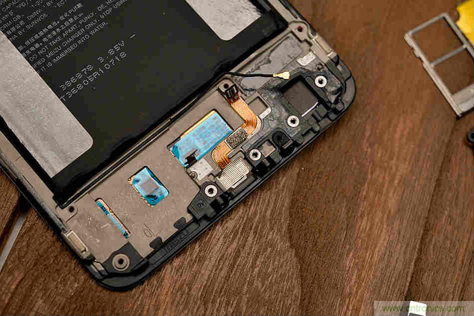 拆解魅族15 Plus：玩轉(zhuǎn)了新概念，但其工藝究竟如何？