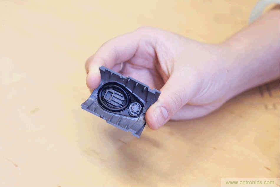 拆解戴森吹風機:近三千元的價格貴在哪?